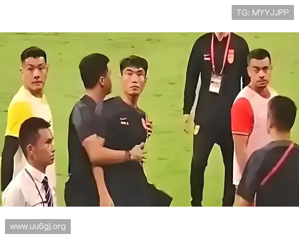 国足今晚训练伊万与郑智商讨战术全力备战荣誉之战