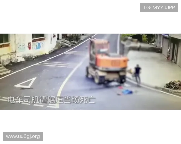 拐弯未减速骑手失控瞬间飞起惊险场面引发路人集体惊呼广场热议声