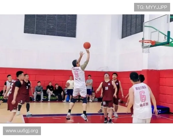 续约后罚球绝平引燃全场掌声球迷起立致敬瞬间震撼赛场的激情时刻